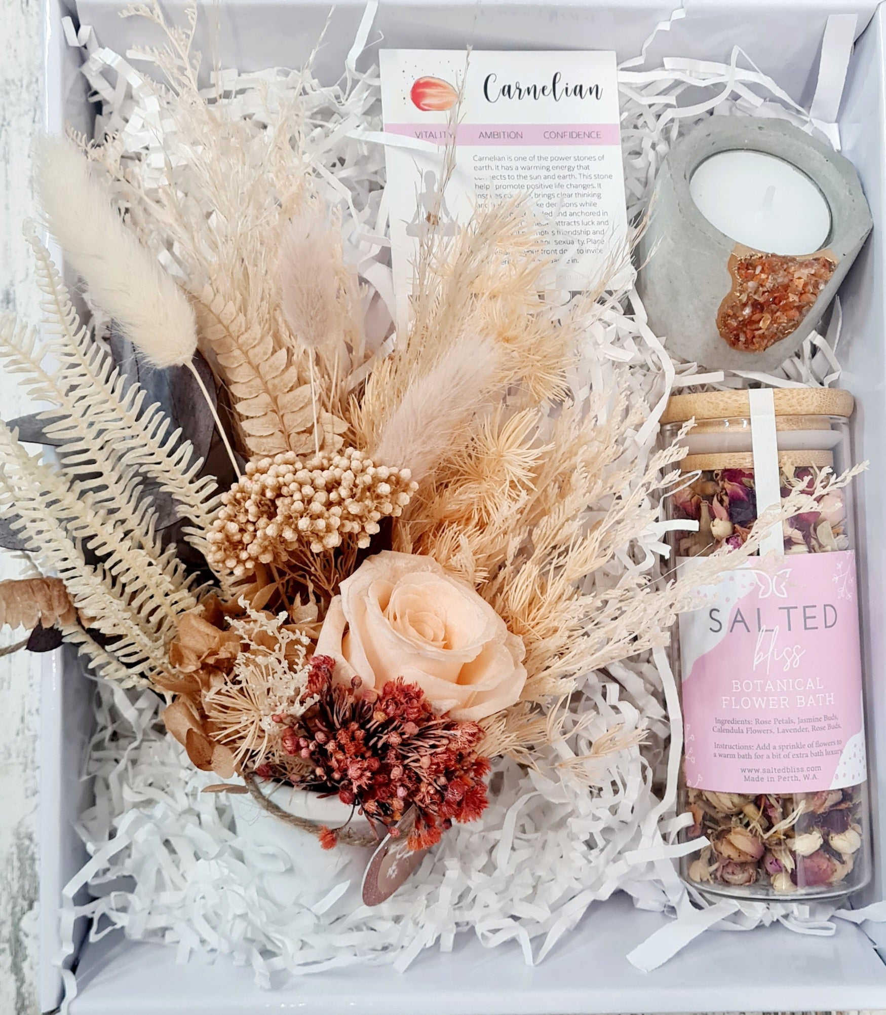 Dried flower  gift box. Self care gift box with dried flowers. 