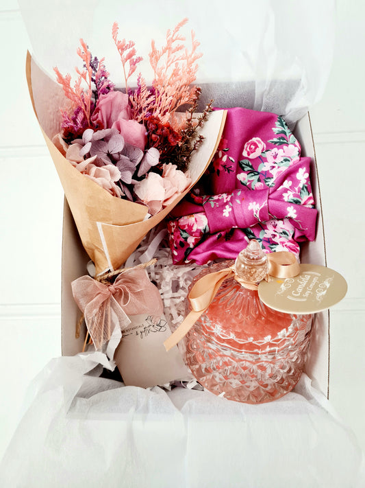 Dried flower gift box, shipping available Australia wide.  Soy scented candle, headband and scented candle gift boxed.