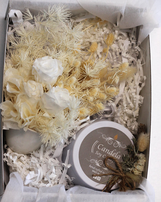 Soy scented candle  gift box with preserved floral arrangement in mini size. 